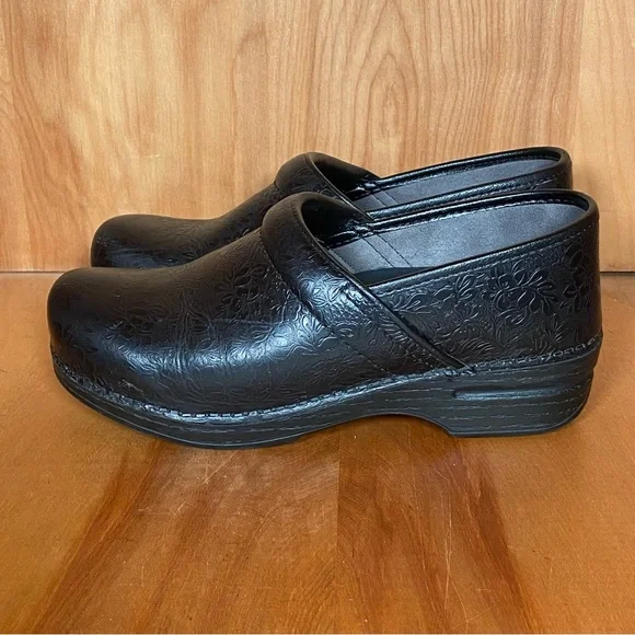 Womens 9 / 39 Dansko Tooled Leather Clogs Black SEF0114 - Picture 3 of 8